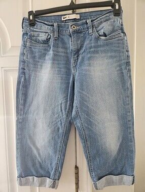 Levis. Light Wash Mid-Rise Cropped Jeans